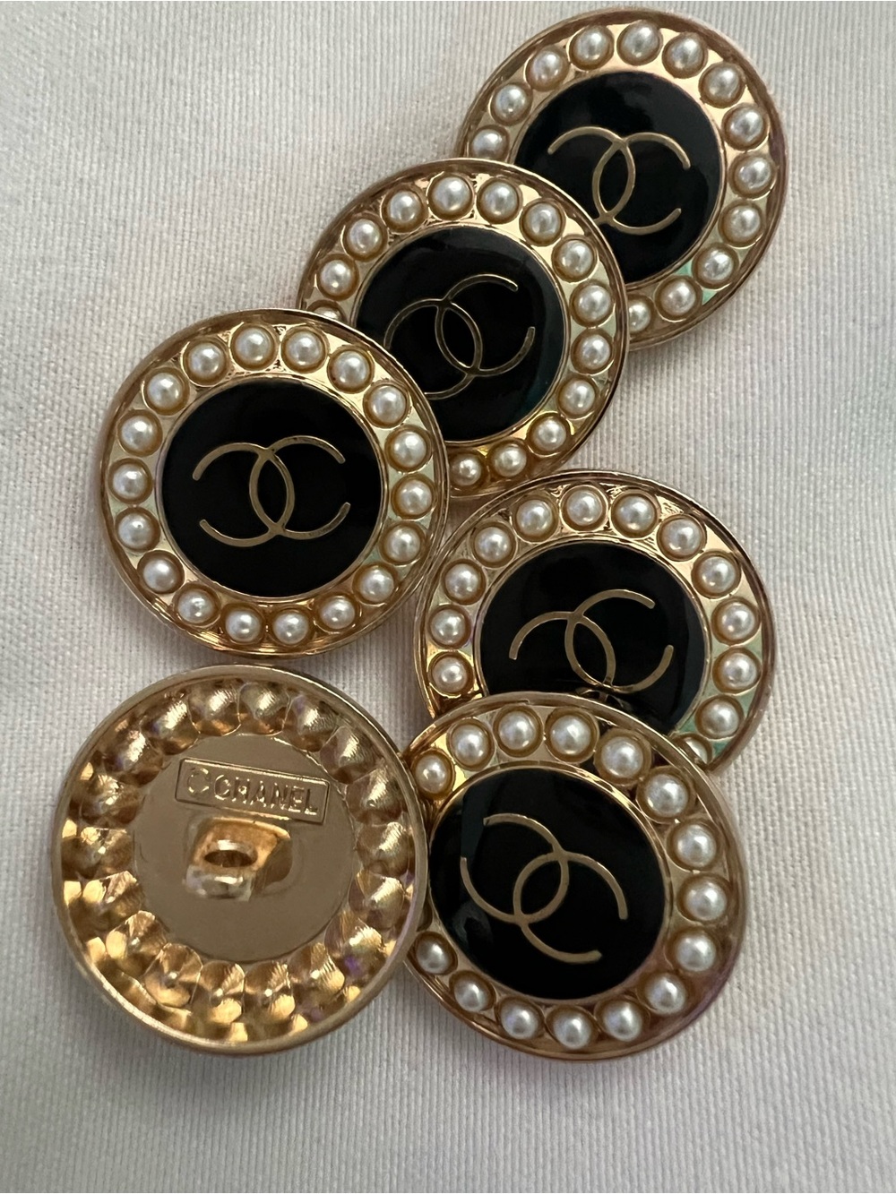 Setof6-20mm/Logo/CoatedBlackEnamel/FauxPearl/GoldtoneMetal/Shanked/Buttons/Stamp